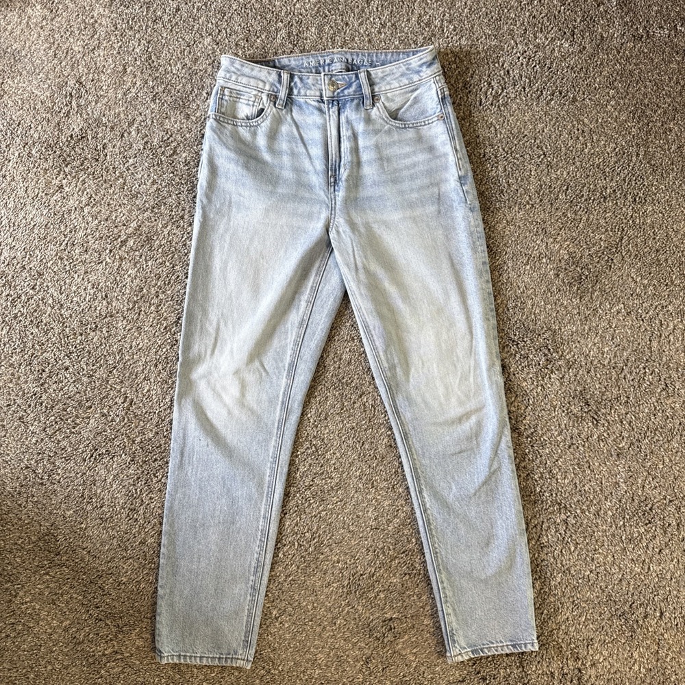 American Eagle Women's Strigid Mom Light Wash Stretch Jeans Size 2 Short